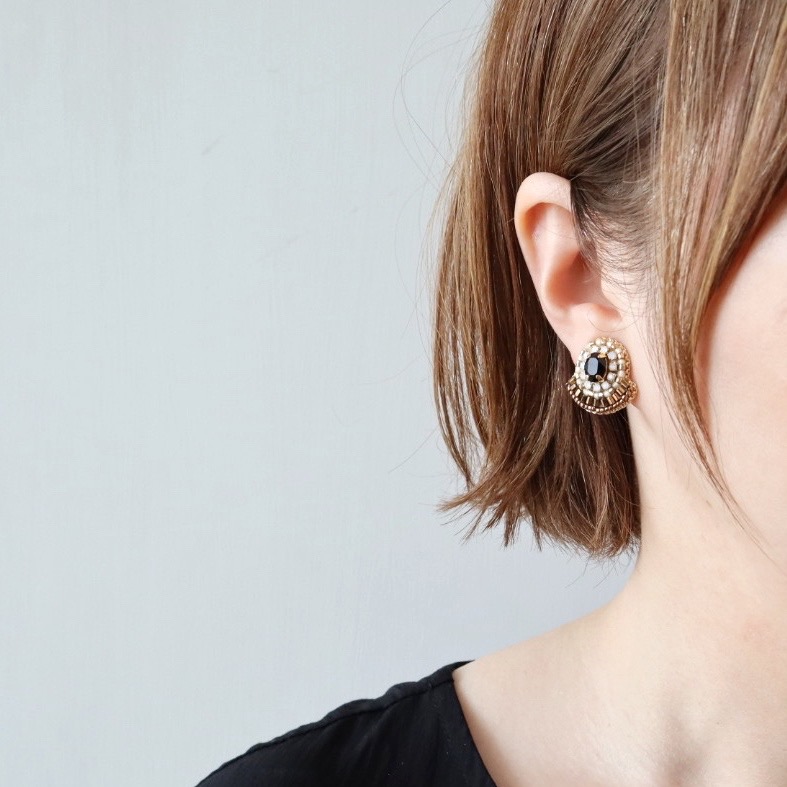 大人シックに輝くビーズ刺繍のピアス